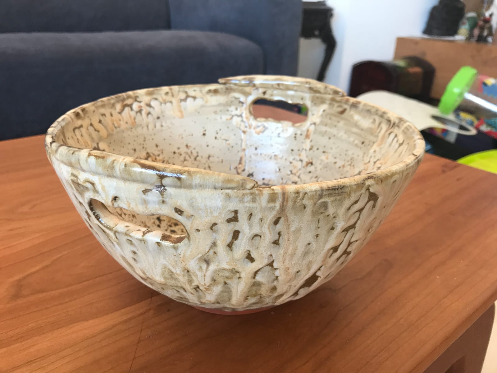 קערת קרמיקה אמנותית עם ידיות וגלזורה בגווני חום-לבן