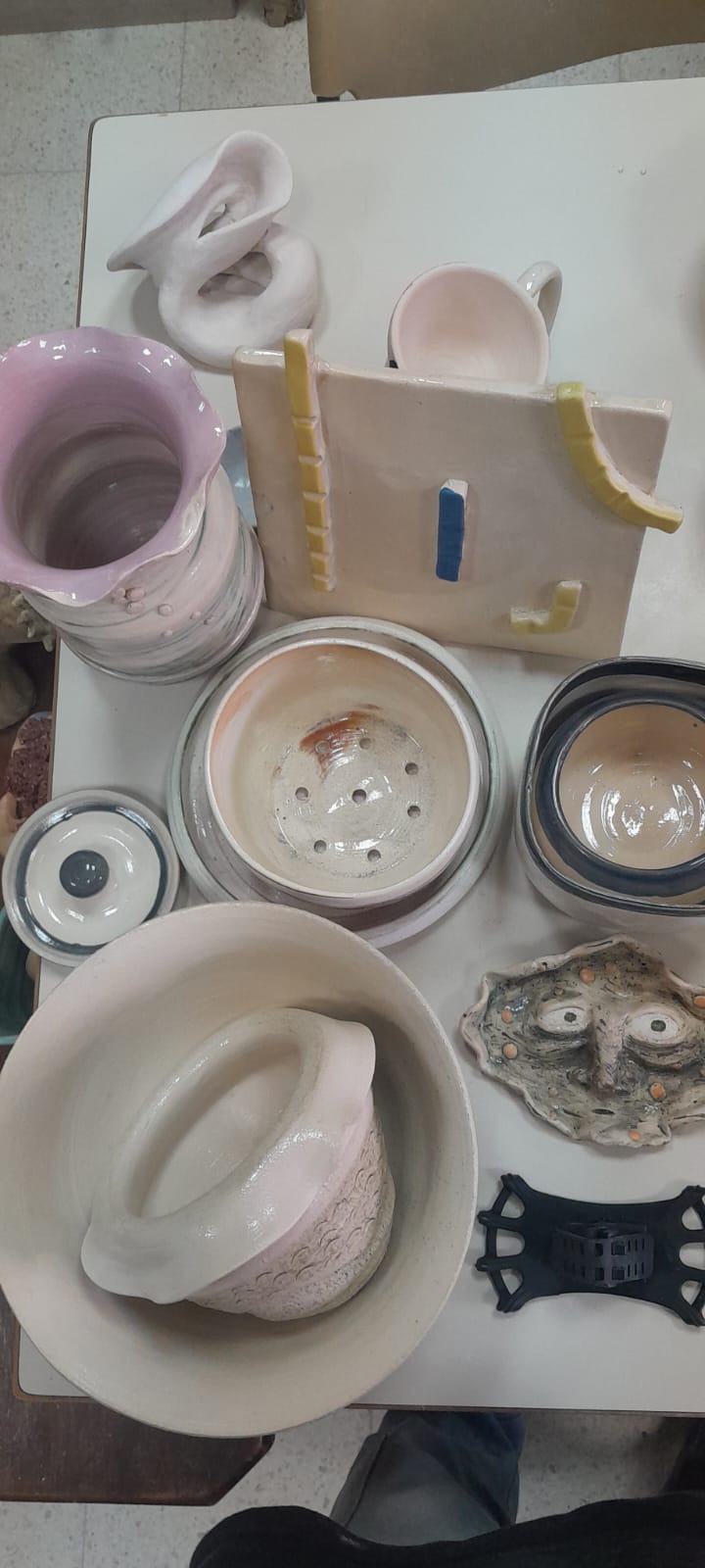 מבחר כלי קרמיקה מגוונים, כולל אגרטל, בית וצלחת פנים