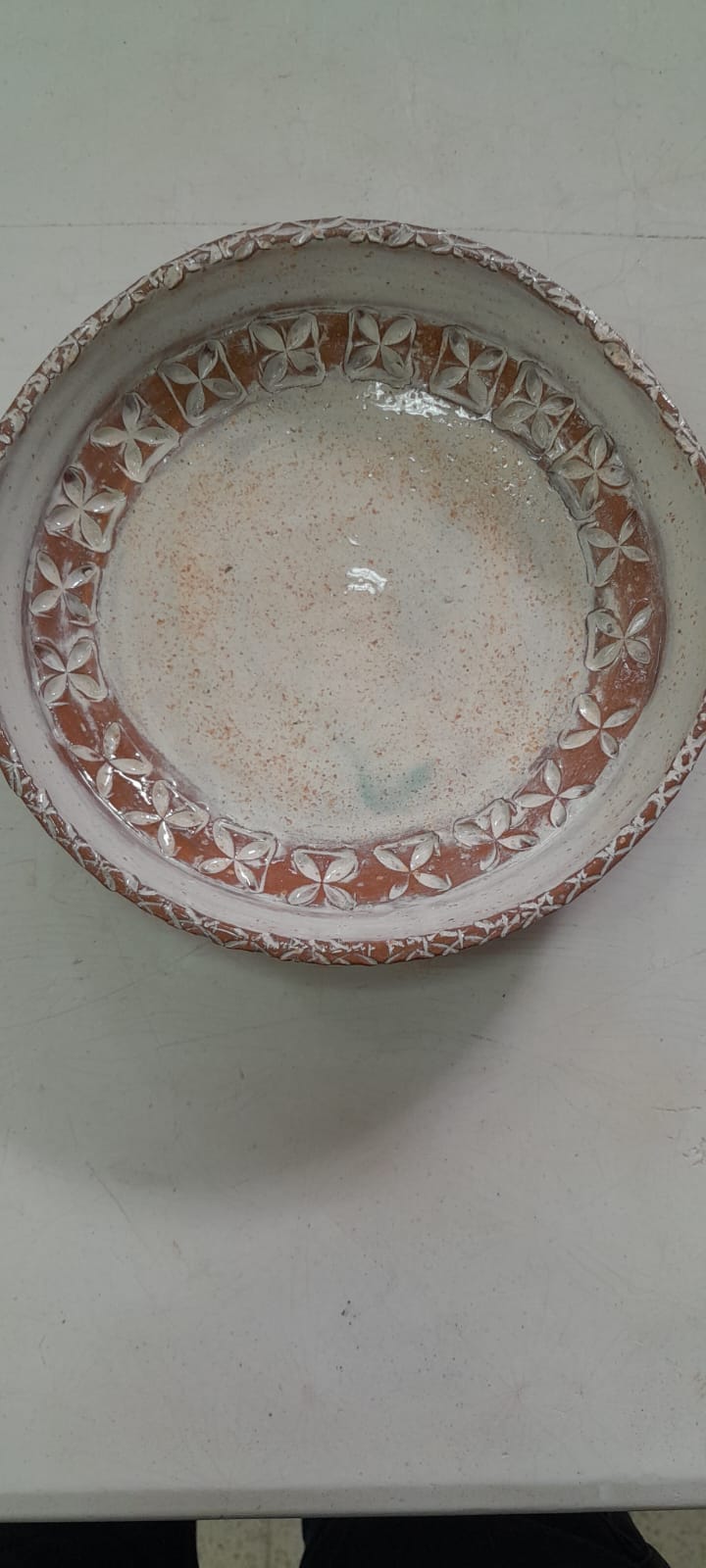 קערת קרמיקה רחבה עם עיטורי פרחים לבנים על רקע חום